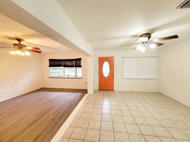 Foto del edificio - Charming 3-Bedroom Home in Prime Gainesvil...