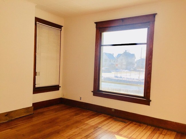 Building Photo - COUNCIL BLUFFS MOVE-IN SPECIAL 1 MONTH FREE