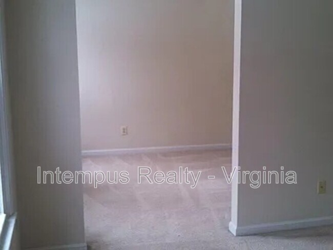 Foto del edificio - 7140 Chesterfield Dr