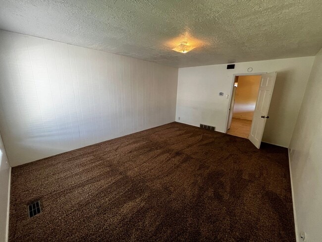 Building Photo - 568-574 E 200 S