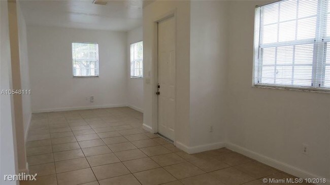 Building Photo - 3 br, 2.5 bath Townhome - 412 NE 21st Avenue