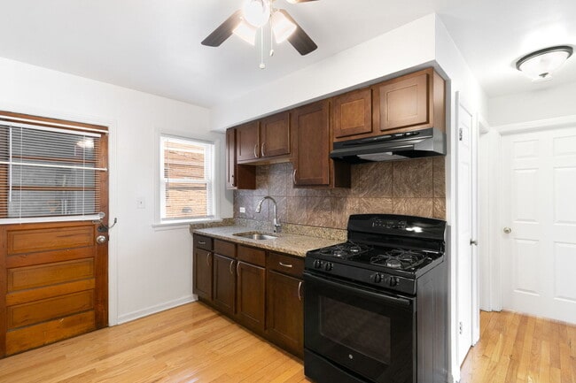 Foto del edificio - 8910 Grand Ave