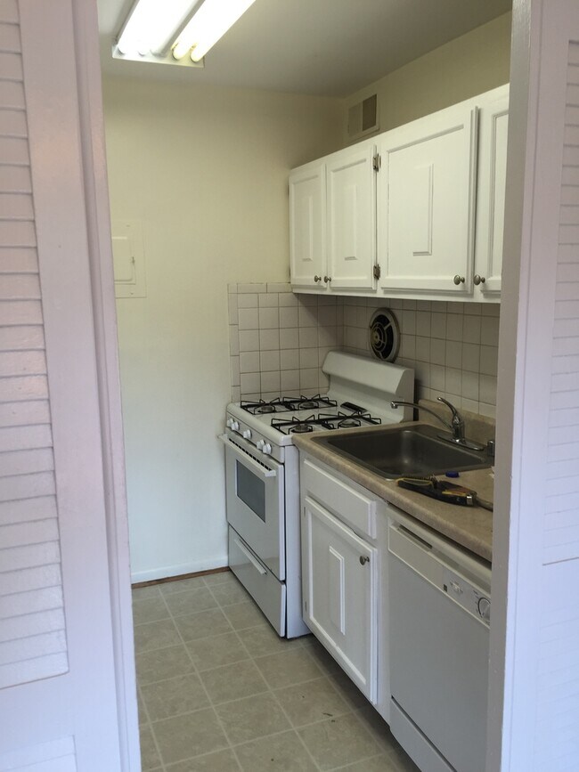 Foto del edificio - PRICE REDUCTION AS OF 01/2026!  A two bedroom, one bath condo apartment located Near the intersec...