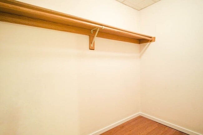 Building Photo - Great Studio in the Heart of NW w DW & Walk-in Closet!