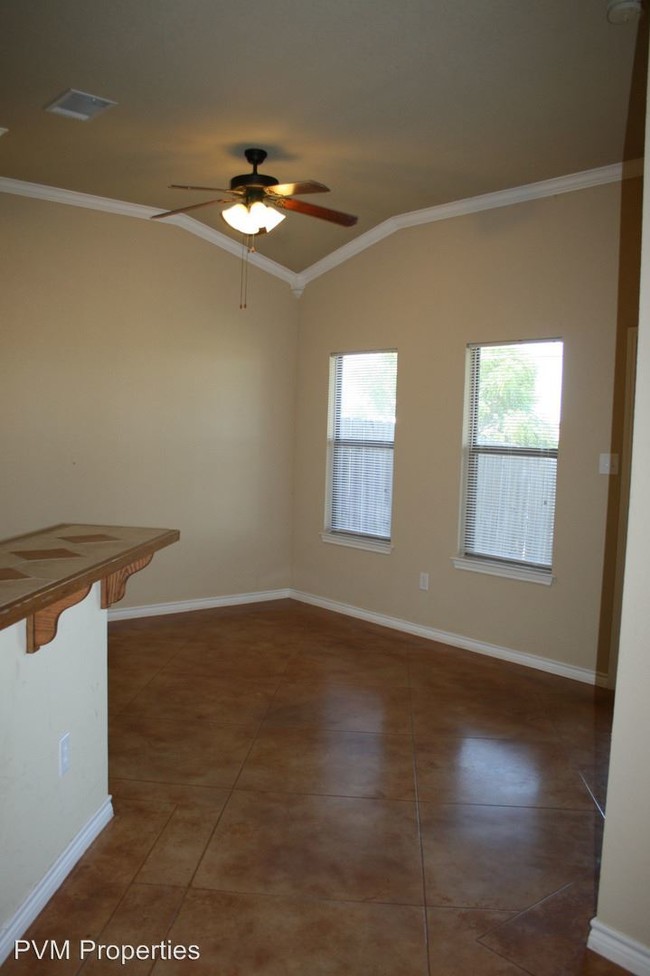 Building Photo - 700 Paso Fino St