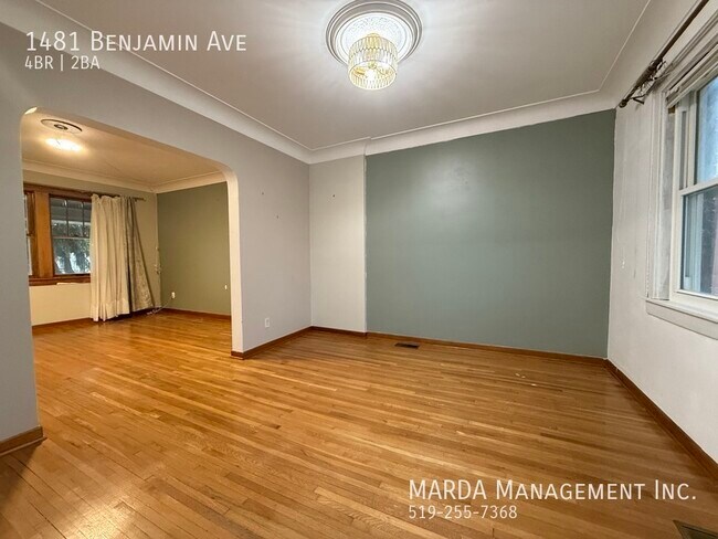 Photo du bâtiment - CHARMING 4+1 BED/2 BATH HOME - WALKERVILLE + UTILITIES- 1/2 MON FREE!