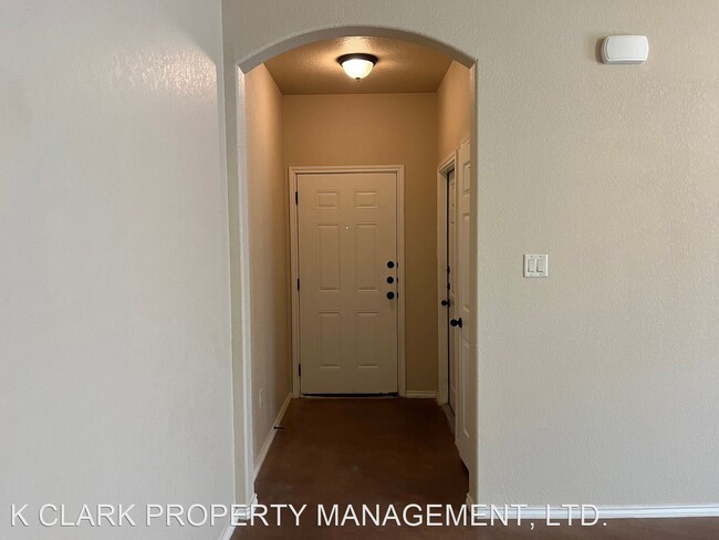 Foto del edificio - 3 br, 2 bath House - 700 SAENGERHALLE RD
