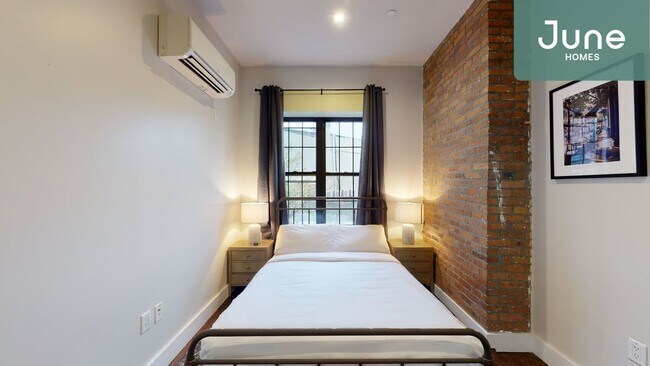 Building Photo - ROOM ONLY in 4-bed/2.0-bath Home