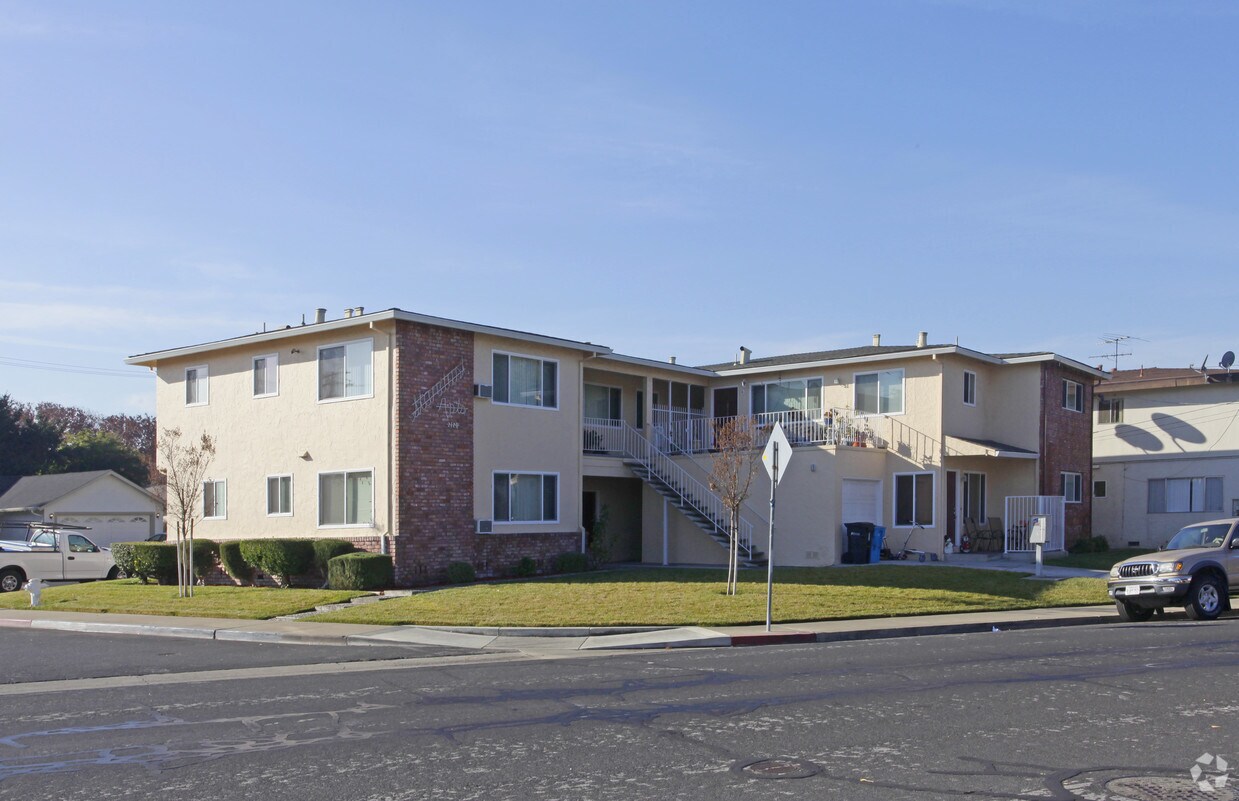 Primary Photo - 2120 Monroe St