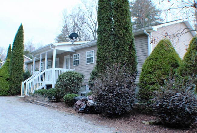 Building Photo - 2 bedroom 1 bath upper floor apartment.