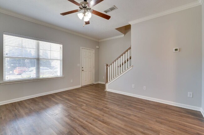 Foto del edificio - "Charming 2-Bedroom Townhouse Retreat on Staten Drive – Spacious 1,285 Sq. Ft. with 2 Full Baths ...