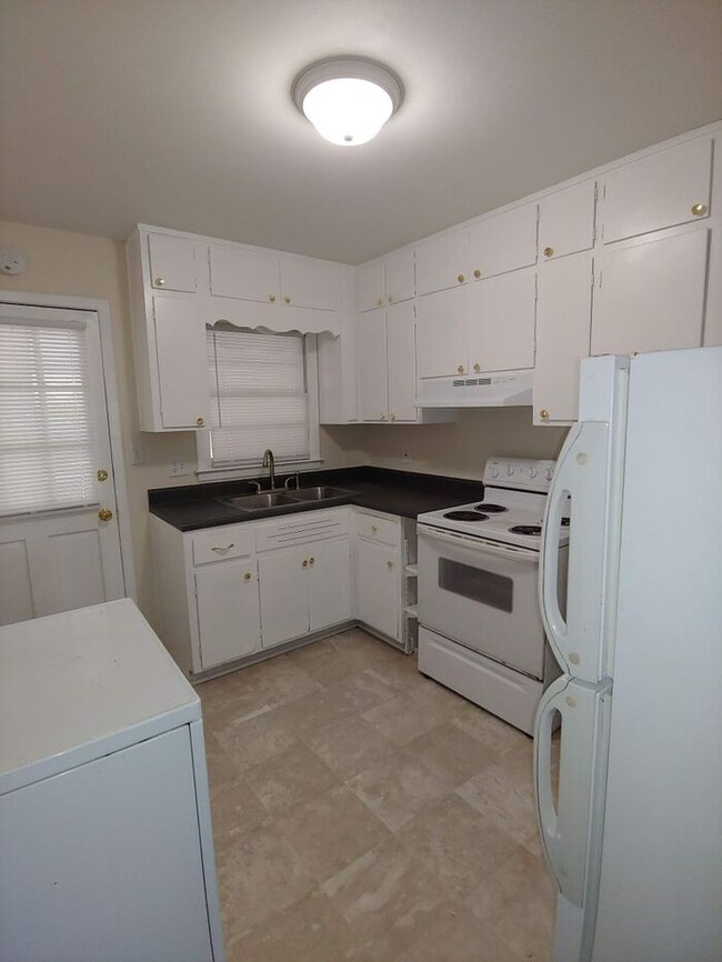 Building Photo - Stunning Duplex Available Now!