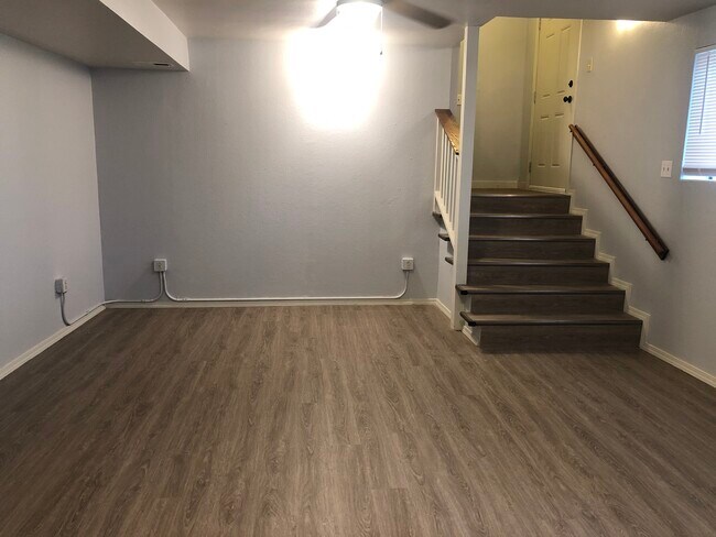 Sala de estar y puerta principal. (Dos grandes ventanas dejan entrar la luz) 5,2 m x 4,3 m - 105 W 2nd St Lower