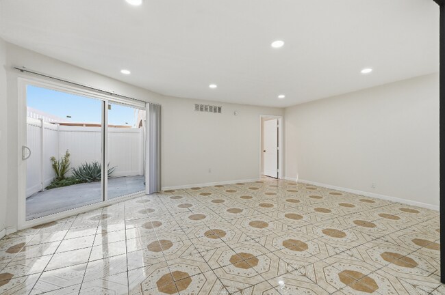 Foto del edificio - 7924 Woodman Ave