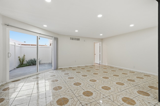 Foto del edificio - 7924 Woodman Ave