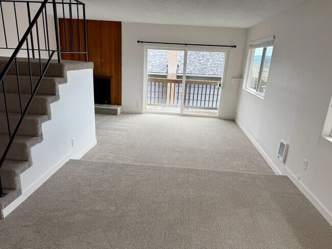 Foto del edificio - Stunning Custom Duplex-TH w/view deck
