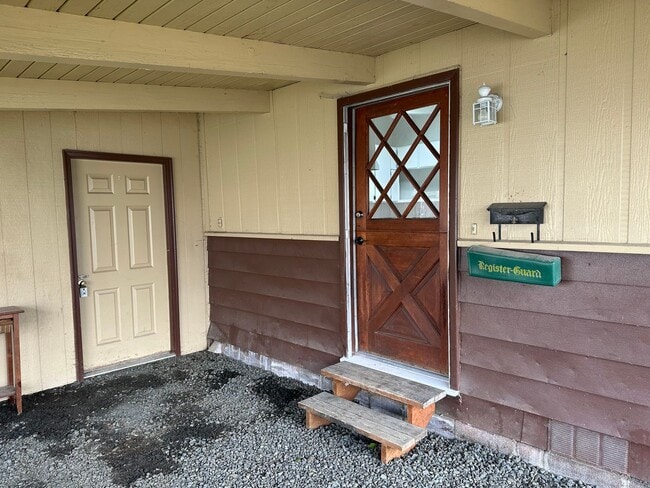 Building Photo - Beautifully updated 2 bedroom 1 bath home ...