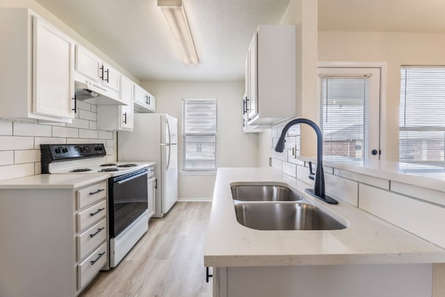 Foto del edificio - 5810 Redstone Dr