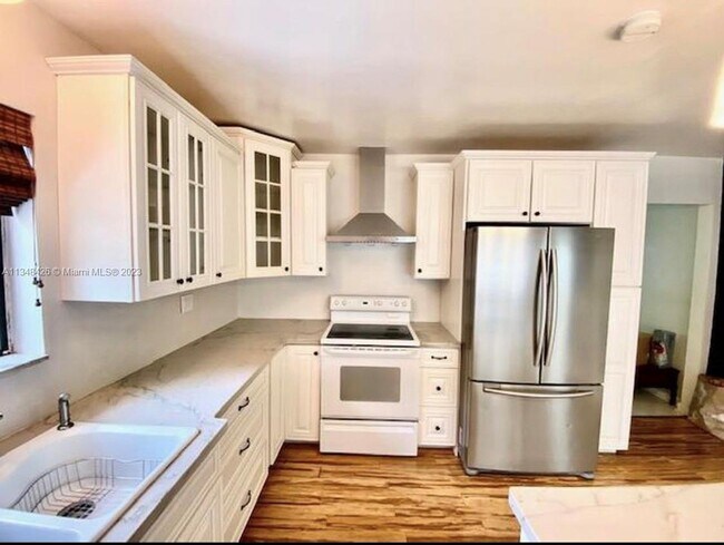 Building Photo - 3710 SW 58th Ct