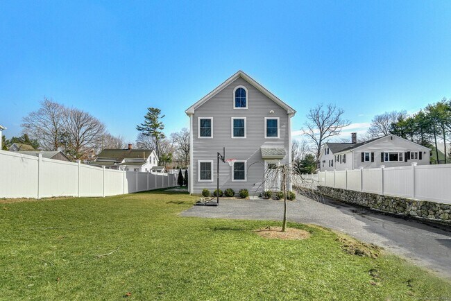 Building Photo - 74 Forest St