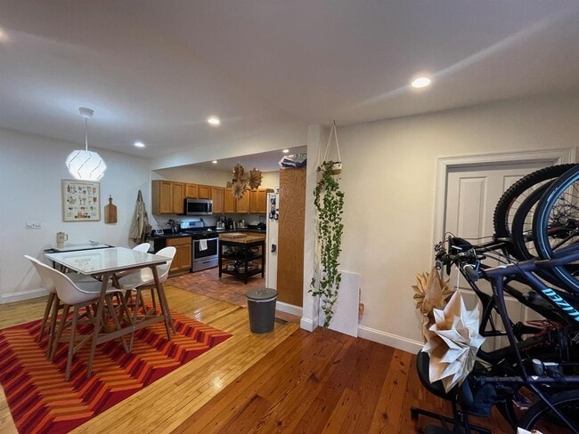 Building Photo - 13 Hall St