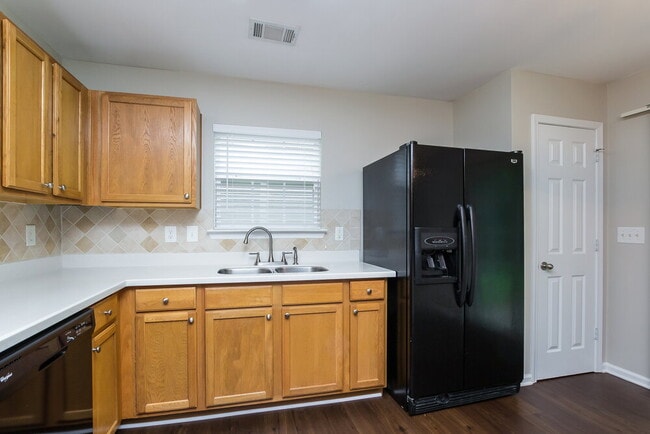Building Photo - 2770 Mayfair Dr