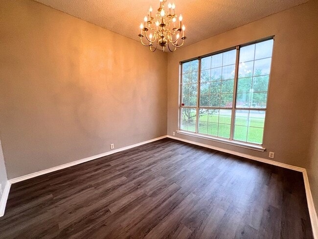 Building Photo - 2805 Crater Lake Ln