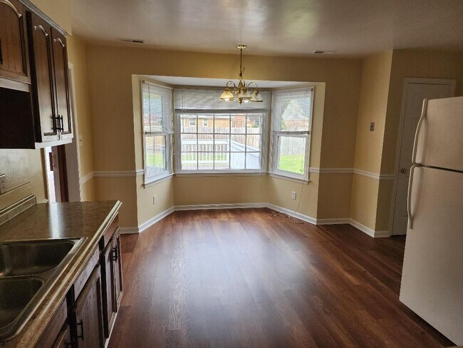 Foto del edificio - SPACIOUS 3 BERDOOM 2.5 BATH BRICK RANCH IN...
