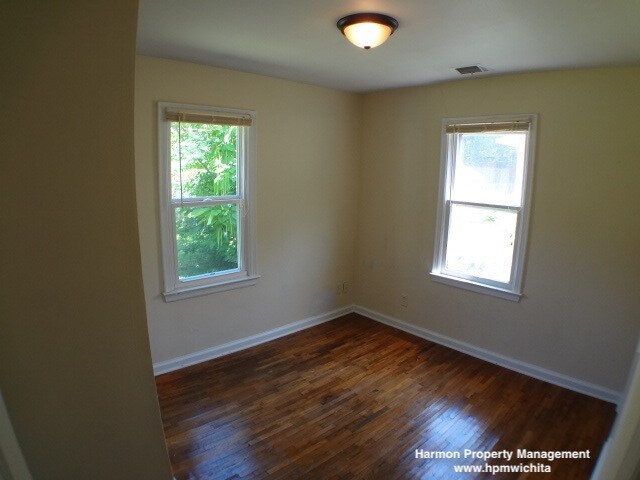 Building Photo - Large 2 Bed 1 Bath Home Near Meridian & Do...