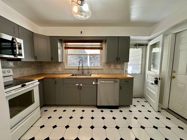 Building Photo - 208 Bridge St