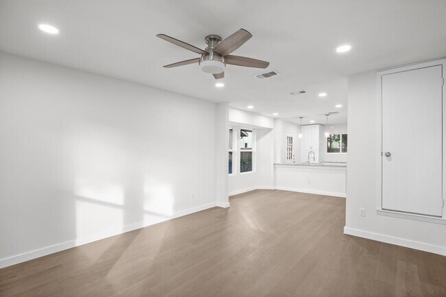 Foto del edificio - 7520 Uray Dr