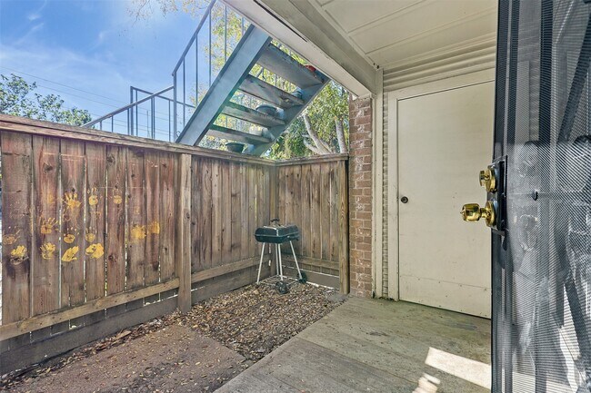 Foto del edificio - 3900 Woodchase Dr