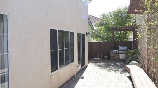 Foto del edificio - 3 bedrooms 2.5 baths  house in Eastlake- Chula Vista