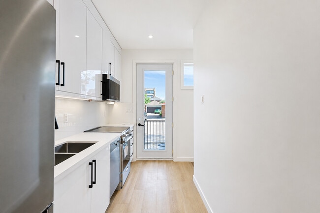 Building Photo - 159 Locksley Av
