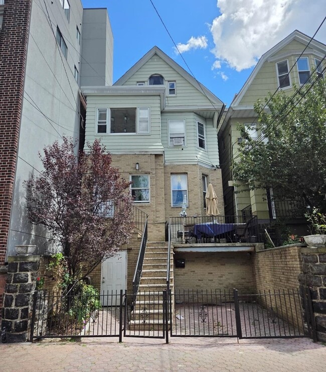 Building Photo - 4916 Park Ave