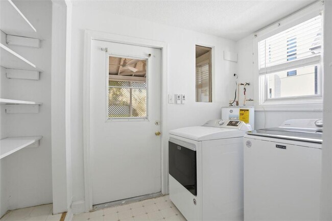 Foto del edificio - 1106 W Peninsular St