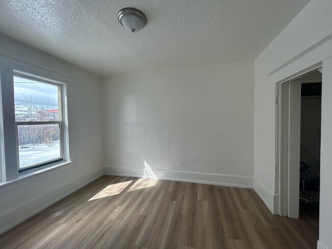 Foto del edificio - 1355 N Harrison Ave