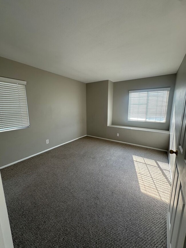 Building Photo - Beautiful 3bedroom 3bath w/ a Pool