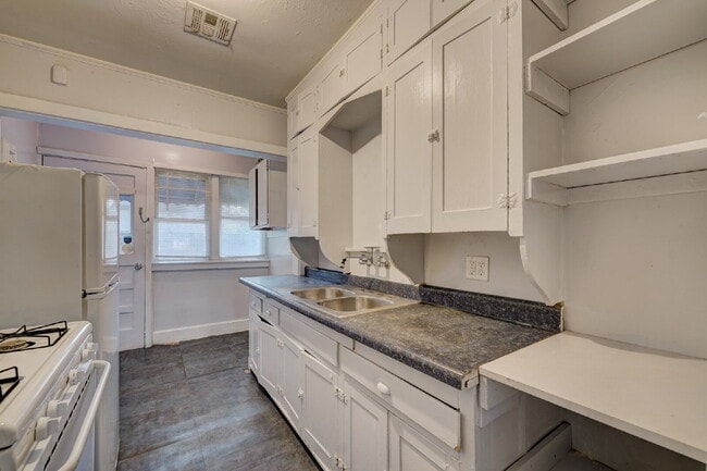 Building Photo - Beautiful half duplex available September in the Pearl District!