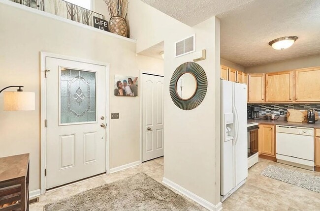 Building Photo - 3 bedroom 2.5 bath single family home