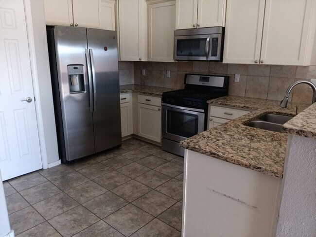Building Photo - Beautiful 3-Bedroom, 2 Bathroom Located in...