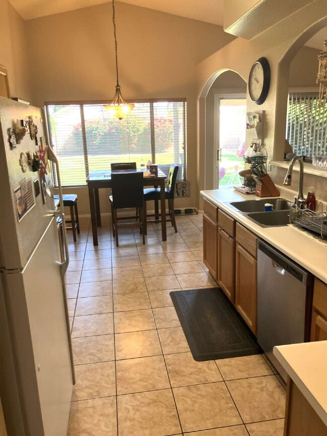 Foto del edificio - BEAUTIFUL CHANDLER HOME WITH LARGE YARD IN PRIME LOCATION