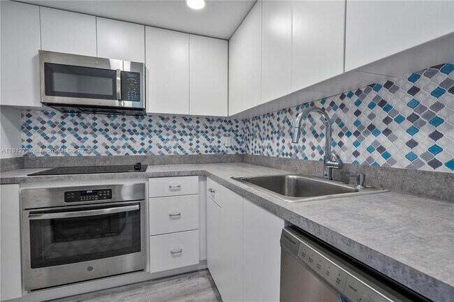 Foto del edificio - 9700 W Bay Harbor Dr