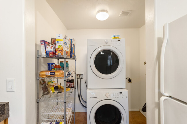 Building Photo - Spacious TOWNHOME