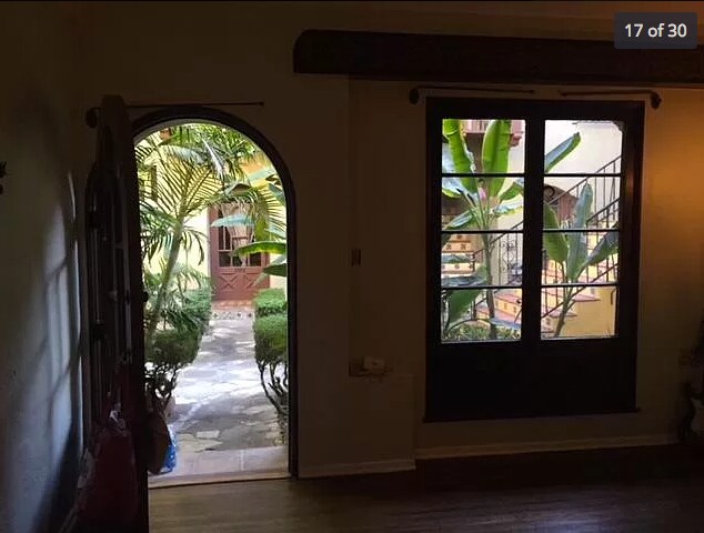 Foto del edificio - 329 N Heliotrope Dr
