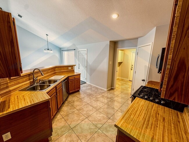 Building Photo - 322 Quail Hollow Dr
