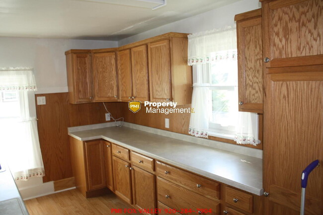 Building Photo - Upper Unit 3 bedrooms & shared garage