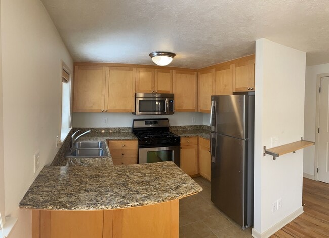 Building Photo - 321 Village Ln