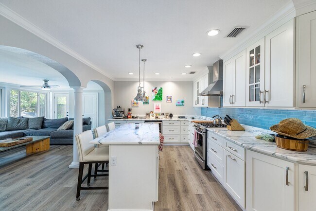 Building Photo - Virginia Park Gem, Renovated 3 Bed, 2 Car Garage, Large Private Backyard