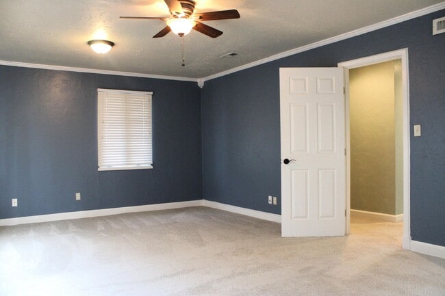 Building Photo - Charming 2 bedroom close to Highways, shop...